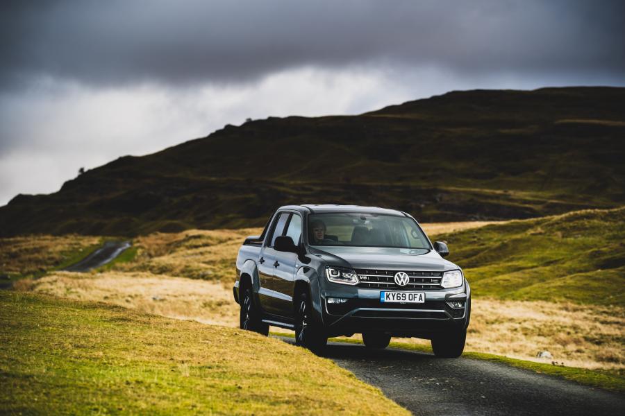  Volkswagen Amarok Double Cab Black Edition 2019 года  (UK) (фото 3 из 34)
